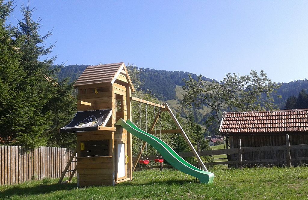 Spielturm im Garten